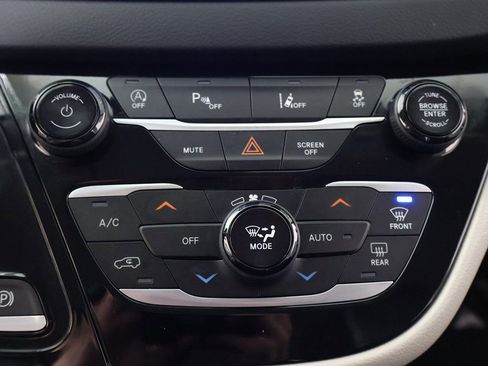 Used 2023 Chrysler Pacifica Touring-L image 52