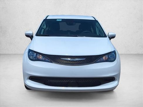 Used 2023 Chrysler Voyager LX FWD image 2