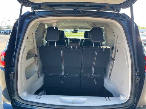 Used 2023 Chrysler Pacifica Touring-L FWD image 17
