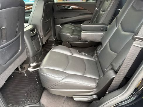 Used 2020 Cadillac Escalade Luxury AWD/4WD image 18