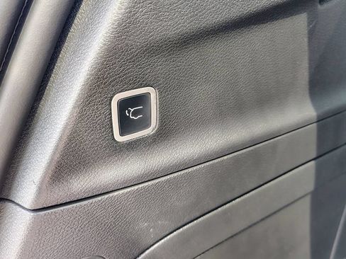 Used 2024 Chrysler Pacifica Premium FWD image 19
