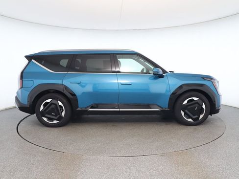 Used 2024 Kia EV9 Land image 6