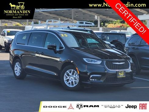 Certified 2025 Chrysler Pacifica Select FWD image 1
