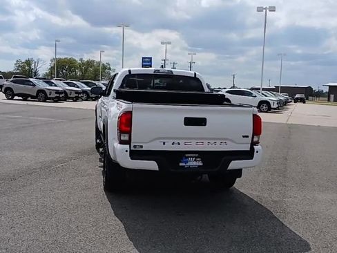 Used 2019 Toyota Tacoma TRD Off-Road image 7