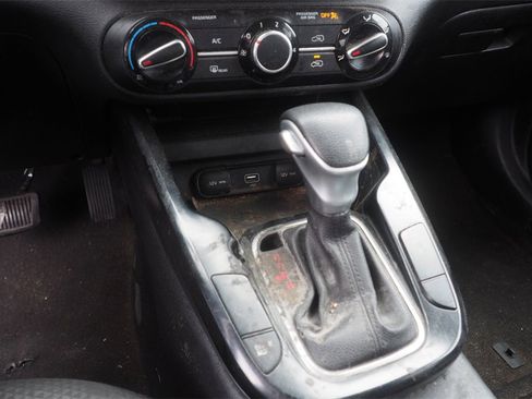 Used 2022 Kia Soul LX image 11