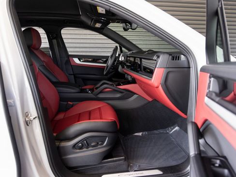 Certified 2025 Porsche Cayenne Base image 33