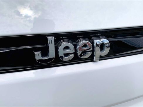 Used 2023 Jeep Grand Cherokee Laredo w/ Luxury Tech Group I AWD/4WD image 32