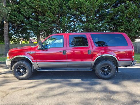Used 2004 Ford Excursion XLT AWD/4WD image 2