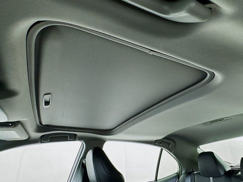 Used 2018 Toyota Camry SE w/ Moonroof Package image 14