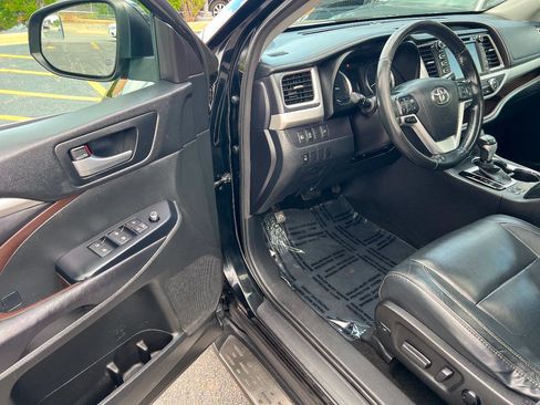 Used 2017 Toyota Highlander XLE w/ Carpet Mat Package AWD/4WD image 17