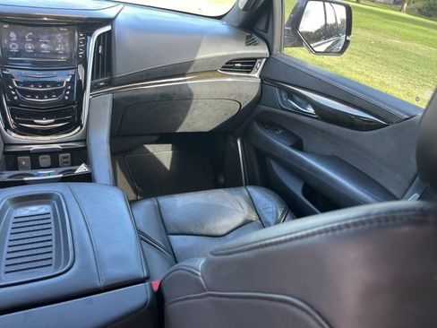 Used 2020 Cadillac Escalade Platinum image 35