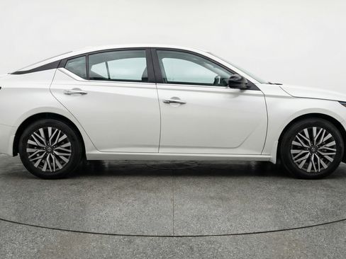 Used 2025 Nissan Altima 2.5 SV FWD image 11