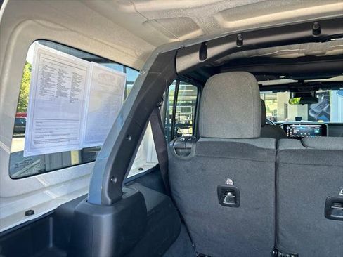 Certified 2025 Jeep Wrangler Unlimited Rubicon AWD/4WD image 32