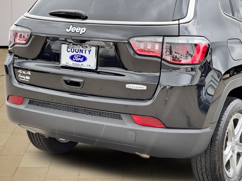 Used 2023 Jeep Compass Latitude AWD/4WD image 34