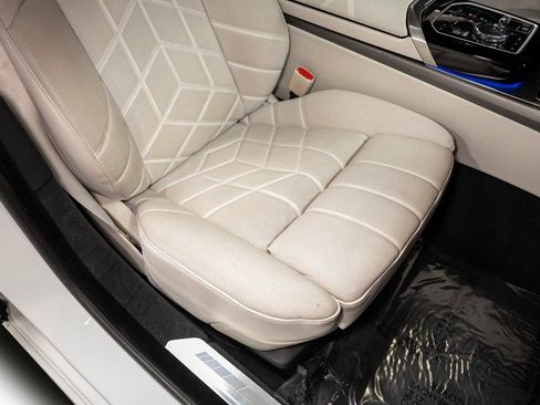 Used 2023 BMW 740i w/ Luxury Rear Seating Package image 33