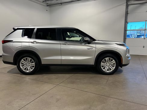 Used 2025 Mitsubishi Outlander ES AWD/4WD image 2