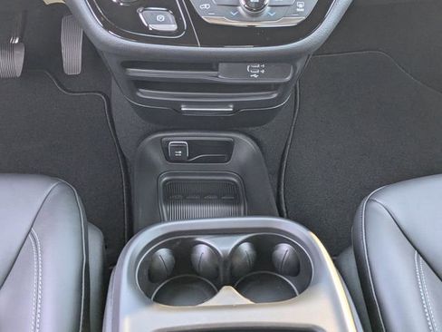 New 2026 Chrysler Pacifica Select image 18