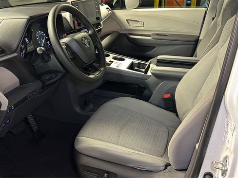 Used 2024 Toyota Sienna LE image 24