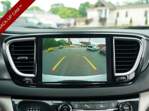 Used 2024 Chrysler Pacifica Touring-L FWD image 10