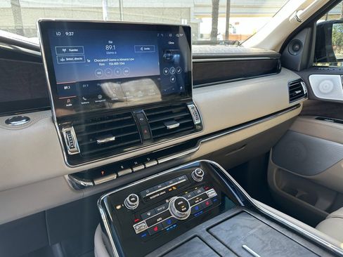 Used 2023 Lincoln Navigator Reserve image 13