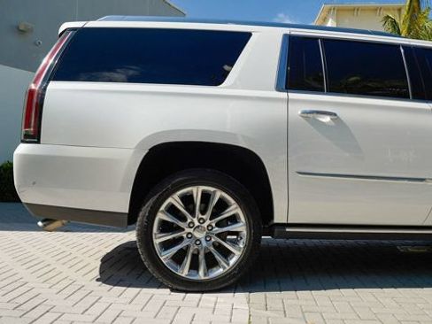 Used 2019 Cadillac Escalade ESV Premium Luxury RWD image 27