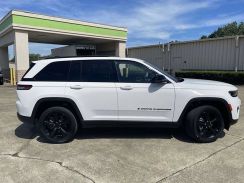 Used 2023 Jeep Grand Cherokee Altitude AWD/4WD image 2
