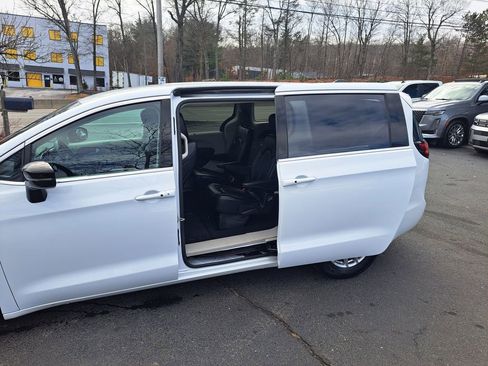 Used 2024 Chrysler Pacifica Touring-L image 15