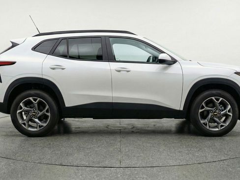 Used 2025 Chevrolet Trax LT w/ LT Convenience Package FWD image 11