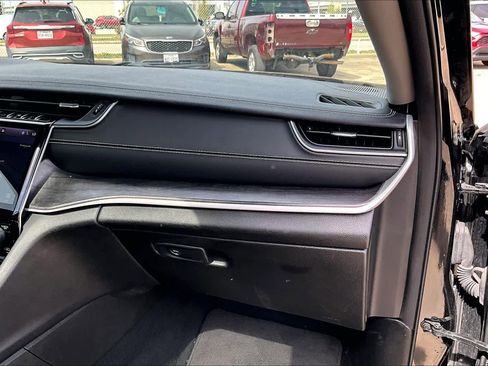 Used 2023 Jeep Grand Cherokee Limited image 19