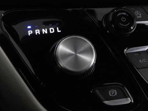 Used 2023 Chrysler Pacifica Touring-L image 22