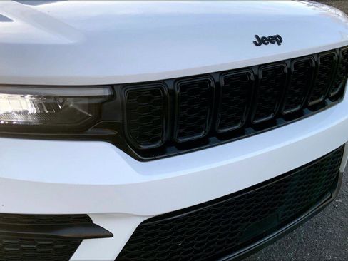 Certified 2023 Jeep Grand Cherokee Altitude image 30