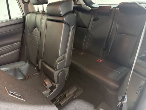 Used 2023 Toyota Highlander L image 29