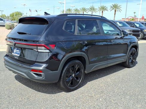 Certified 2025 Volkswagen Taos SE image 7