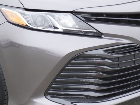 Used 2019 Toyota Camry LE image 3