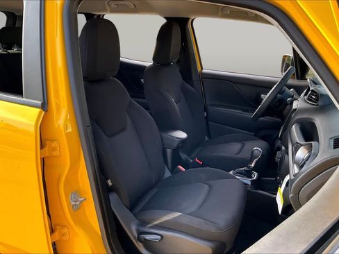 Used 2023 Jeep Renegade Latitude AWD/4WD image 9