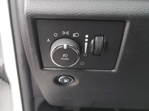 Used 2020 Jeep Grand Cherokee Laredo AWD/4WD image 28