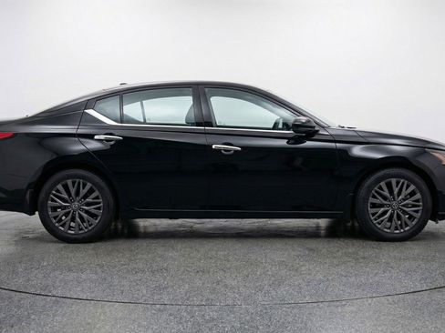 Used 2025 Nissan Altima 2.5 SV image 11
