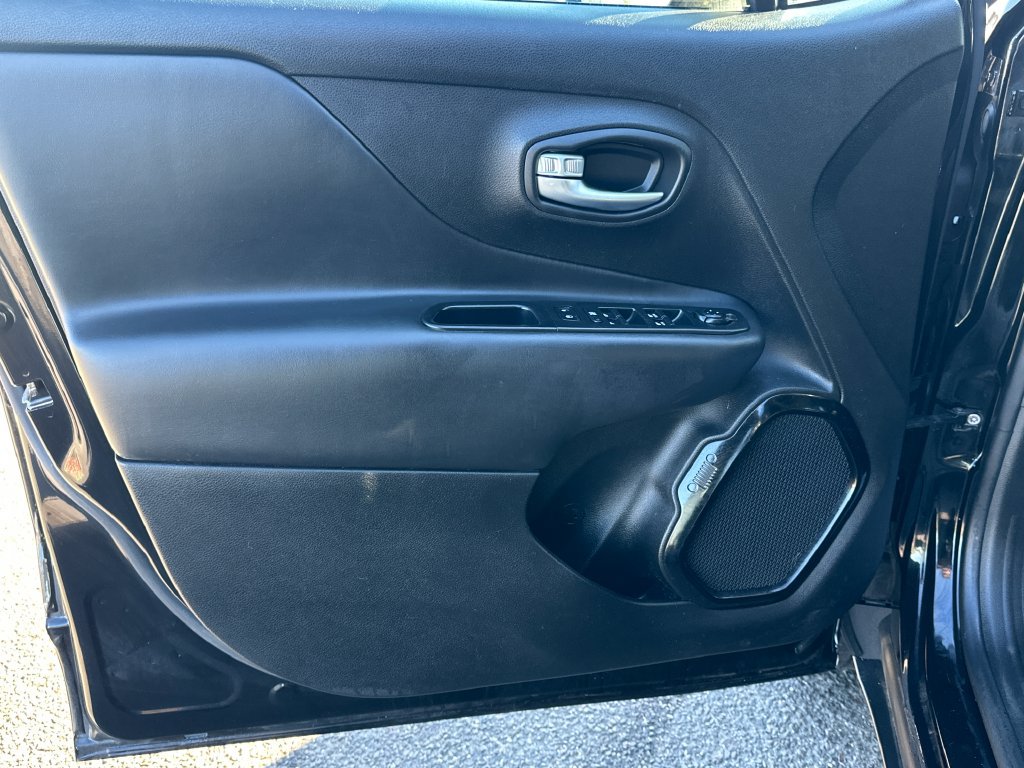 Used 2017 Jeep Renegade Altitude AWD/4WD image 11