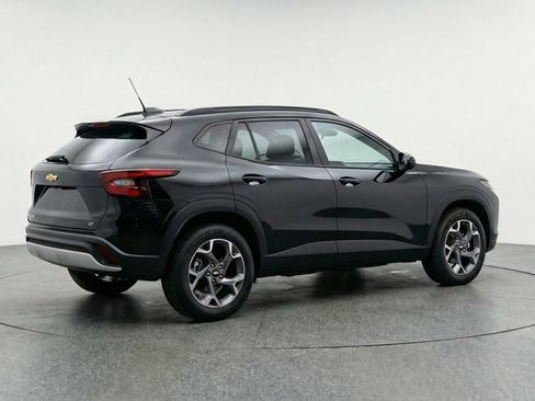 Used 2025 Chevrolet Trax LT w/ LT Convenience Package image 9