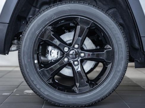 New 2025 Jeep Grand Cherokee Altitude image 17