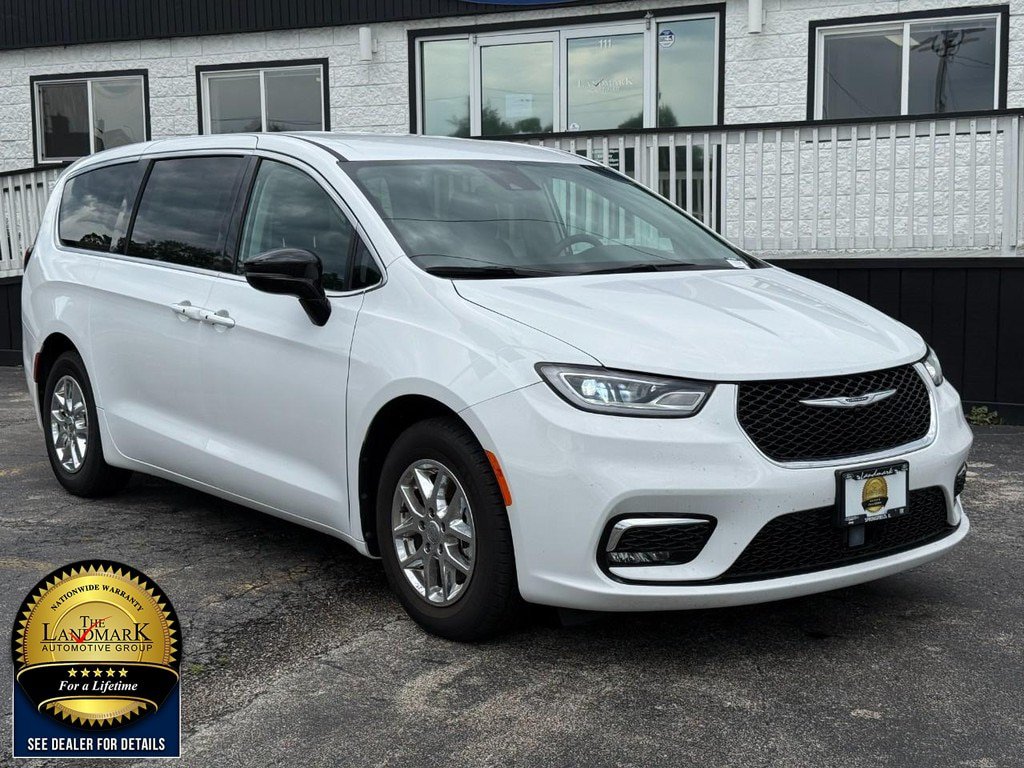 Used 2024 Chrysler Pacifica Touring-L FWD image 3