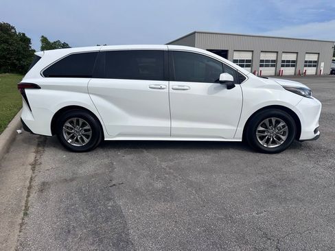Used 2021 Toyota Sienna LE FWD image 4