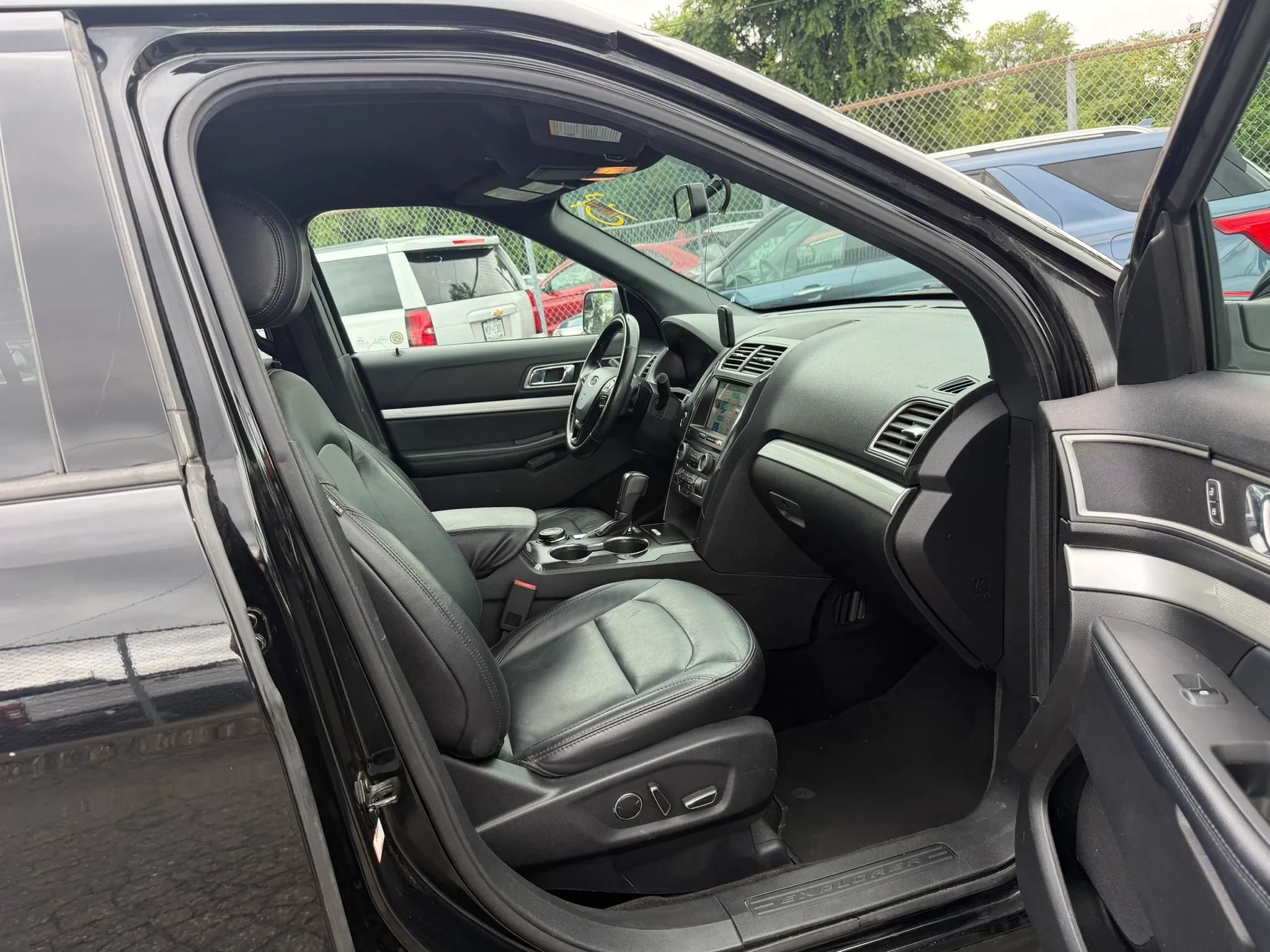 Used 2017 Ford Explorer XLT w/ Equipment Group 202A AWD/4WD image 26