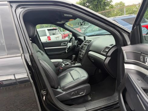 Used 2017 Ford Explorer XLT w/ Equipment Group 202A AWD/4WD image 26