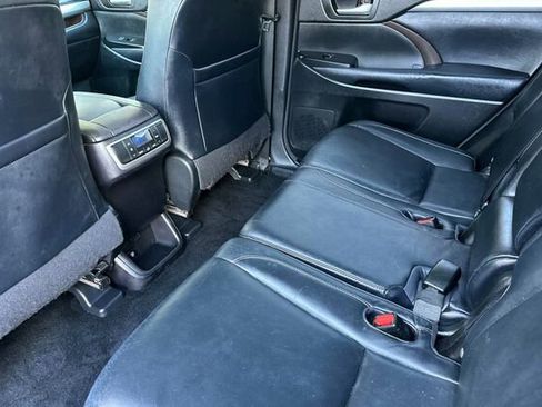 Used 2014 Toyota Highlander XLE image 12