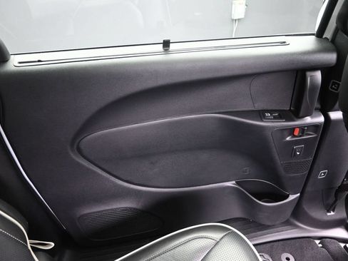 Used 2025 Chrysler Pacifica Limited FWD image 13