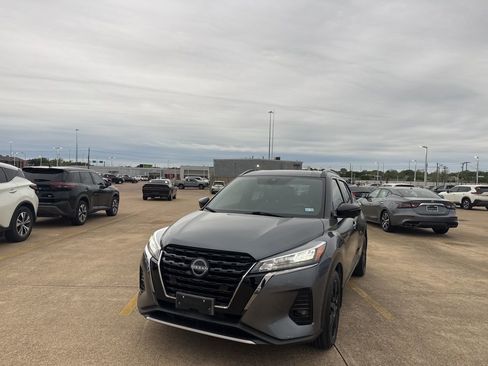 Used 2022 Nissan Kicks SR w/ Premium Package image 6