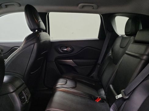 Used 2019 Jeep Cherokee Latitude Plus AWD/4WD image 18