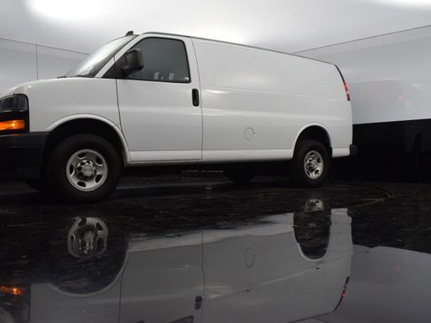 Used 2022 Chevrolet Express 2500 w/ Driver Convenience Package image 18