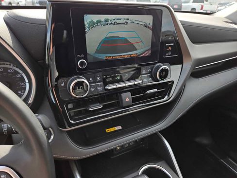Used 2023 Toyota Highlander XLE AWD/4WD image 31